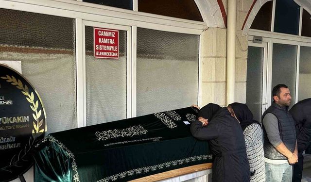 Fabrika yangınında ağır yaralanmıştı: Hastanede hayatını kaybeden Yıldız, son yolculuğuna uğurlandı