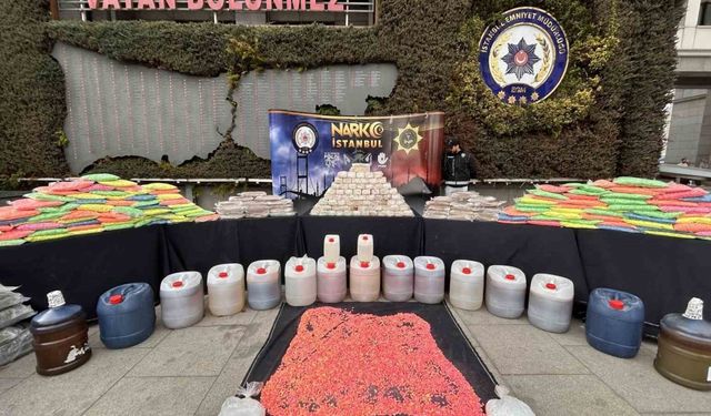 İstanbul ve Kocaeli’de ele geçirilen uyuşturucular emniyette sergilendi