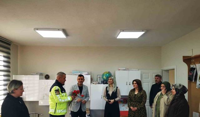 Karacabey’de jandarmadan Öğretmenler Günü’nde anlamlı ziyaret