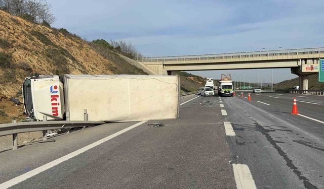 Kuzey Marmara Otoyolu’nda zincirleme kaza: Aynı firmaya ait iki kamyon kazaya karıştı