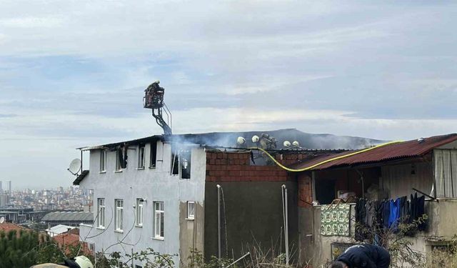 Maltepe’de binanın çatısı alev alev yandı