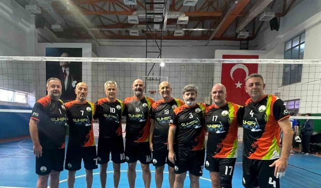 Osmangazi’nin veteran voleybolcuları zirveye çıktı