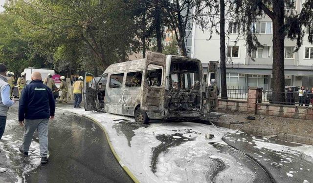 Park halindeki minibüs küle döndü; o anlar kamerada