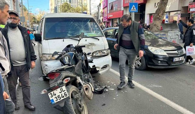 Sol şeritte seyreden motosikletli kamyonetle kafa kafaya çarpıştı: 2 yaralı