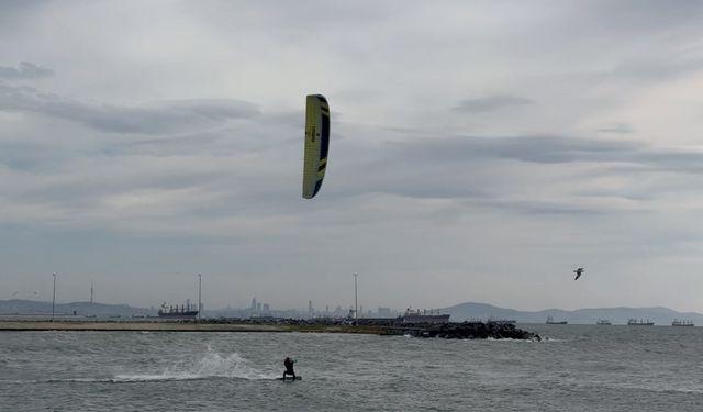 Sörf tutkunları lodosu fırsata çevirdi