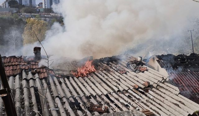 Sultangazi’de gecekonduda korkutan yangın
