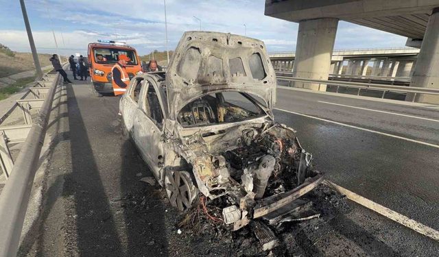 Tayakadın’da otomobil alev alev yandı