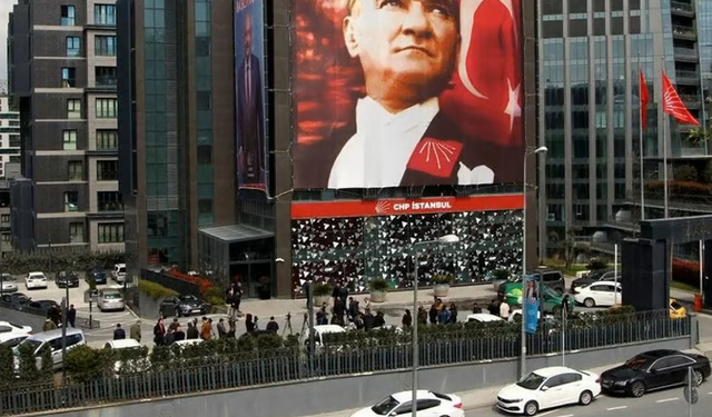 Türkiye'de Bunu da Gördük! CHP Binasına Tuvaletlerini Yaptılar