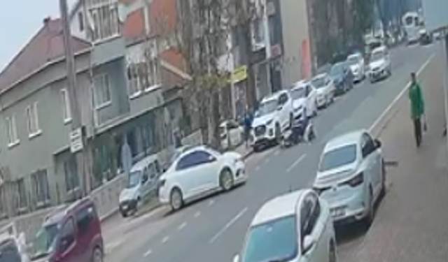 Motosiklet kazası kameralara yansıdı... Sizce bu kazada kusurlu kim?