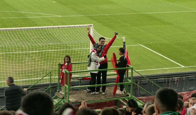 Bursa'daki stadyumda sürpriz evlilik teklifi
