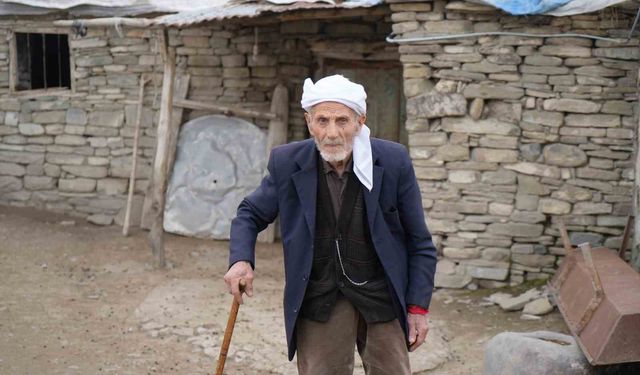 Muş’ta 86 yaşındaki Rüstem dede 50 yıldır sadece çay ve gofretle yaşamını sürdürüyor