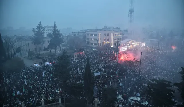 Suriyeliler Emevi Meydanı'na Akın Ettiler!