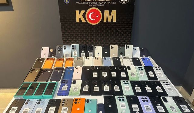 Bursa'da kaçak cep telefonları ve USB kablolar ele geçirildi