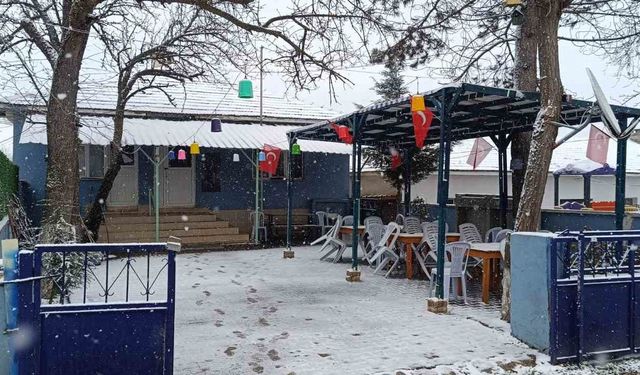 Bilecik'in yüksek kesimlerine mevsimin ilk karı düştü