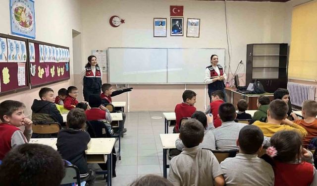 Çanakkale’de jandarma ekipleri KADES ve güvenlik hakkında bilgilendirdi