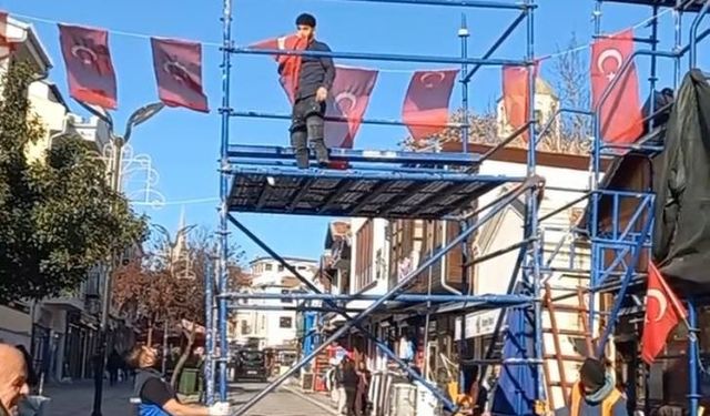 Edirne’de caddede bayrağa saygı: Türk bayrağını öperek kaldırdı