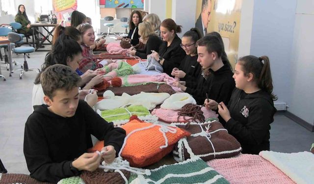 Edirne’de ilmekler iyilik için atılıyor: Çocuklar örüyor, anneler birleştiriyor