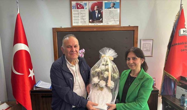 Emekli olan 38 yıllık öğretmene duygusal veda