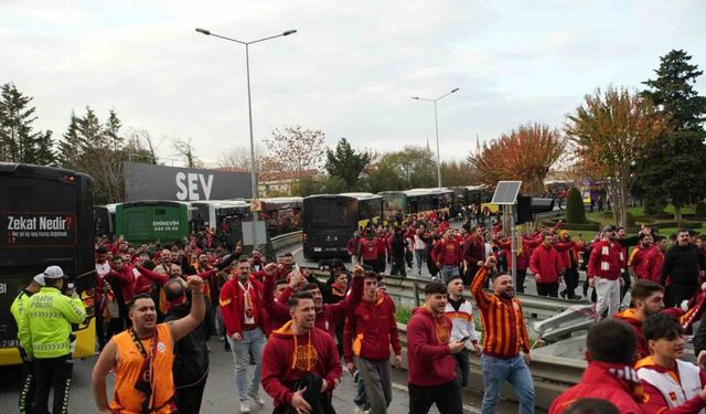 Galatasaray taraftarları derbi için stada geldi