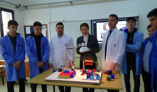 Öğrenciler depodaki atıl malzemelerden trafo sarma makinesi yaptı
