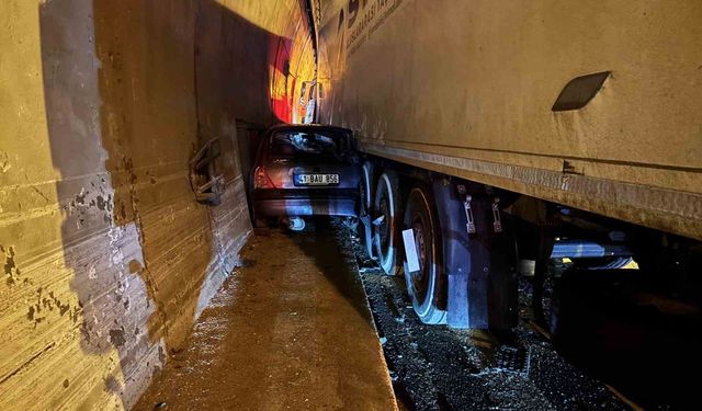 Otomobil, duvarla tır arasında sıkıştı: TEM'de ulaşım aksadı