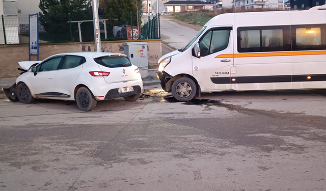 İnegöl güne kazayla uyandı! Otomobil servis minibüsüyle çarpıştı