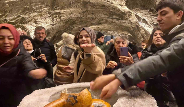 Yerin 150 metre altındaki bu mağarada şifa arıyorlar