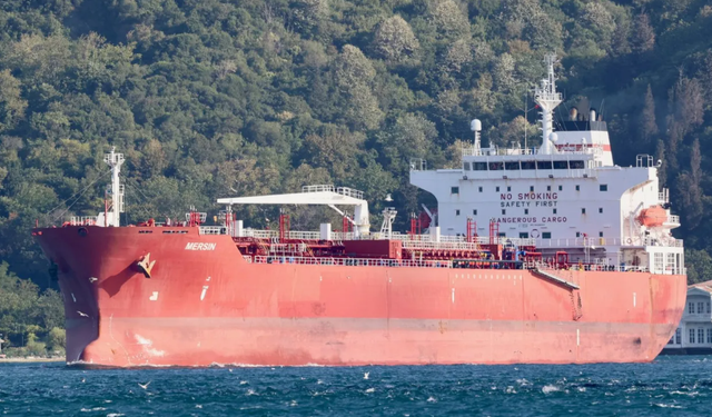 Türk petrol gemisi Afrika açıklarında batıyor!