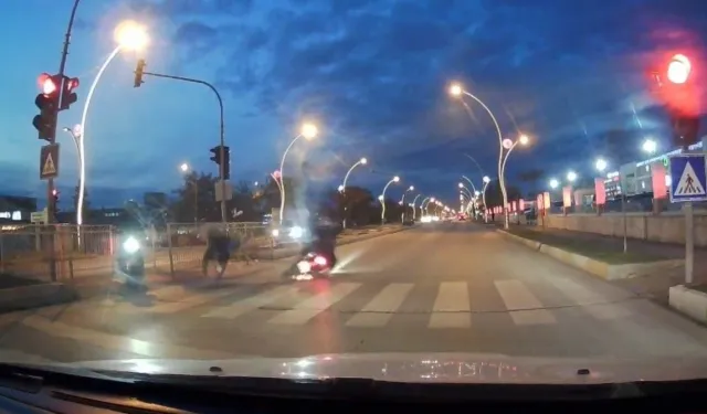 Kırmızı ışık ihlali yapan motosikletli yayaya çarptı, 2 kişi yaralandı