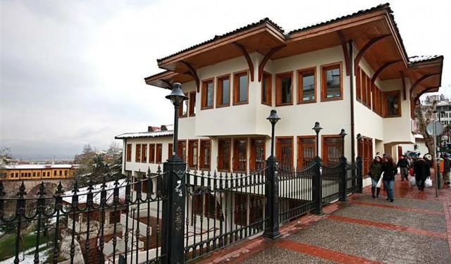 Yeni hali tartışma konusu olmuştu.. Tarihi köprüye yeni çözüm!