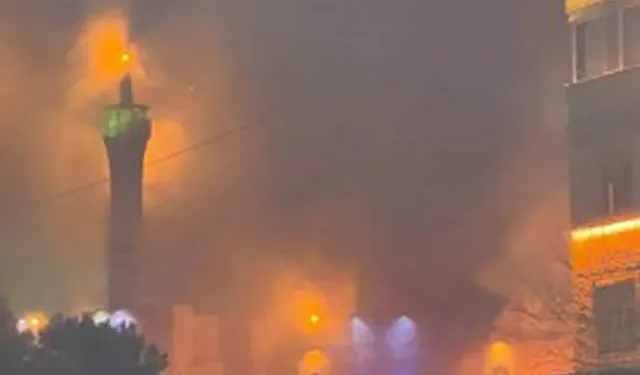 İran'da cami ve belediye binası ateşe verildi