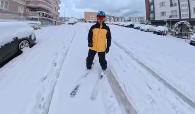 Bursa'da işe kayakla gitti