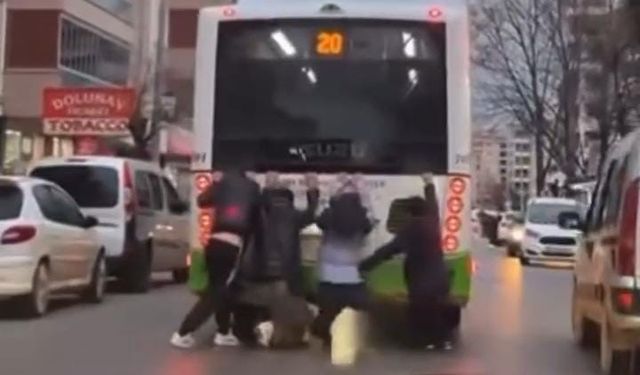 Bursa'da belediye otobüsünde tehlikeli yolculuk