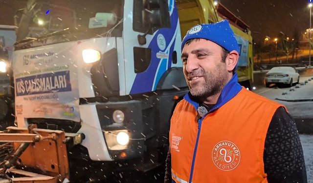 Arnavutköy'de kar küreme aracından çocuklara çay ikramı