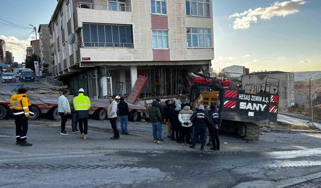Başakşehir'de binaya saplanan vincin çıkartılma çalışmaları 5 saattir devam ediyor