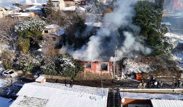 Beykoz'da metruk binada yangın: Ekipler buzlanma nedeniyle zor anlar yaşadı