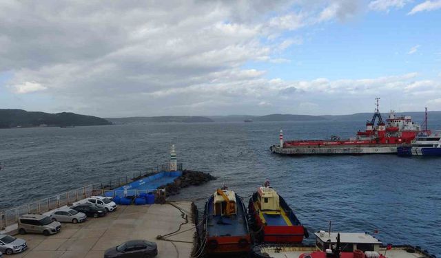 Çanakkale Boğazı fırtına nedeniyle trafiğe kapandı