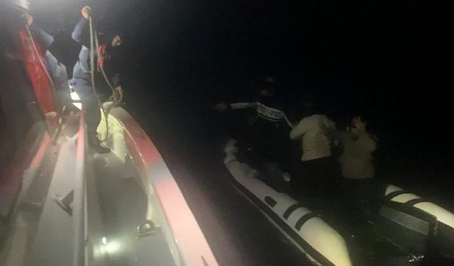 Çanakkale'de arızalanan lastik botla sürüklenen 8 kaçak göçmen kurtarıldı