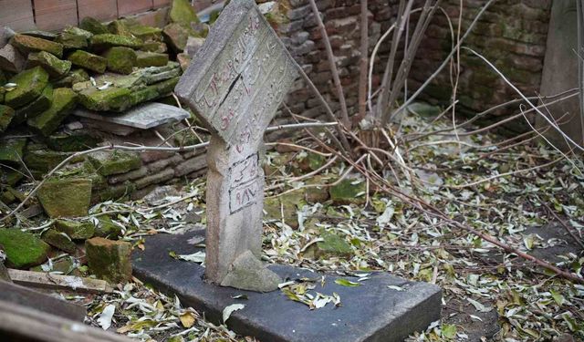 Edirne'de ilginç manzara: Osmanlı dönemi kabri apartman bahçesinde kaldı