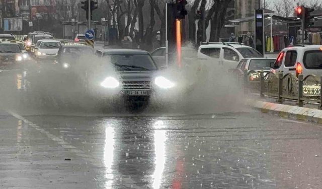 Edirne'de sağanak yağış: Cadde ve sokaklar göle döndü