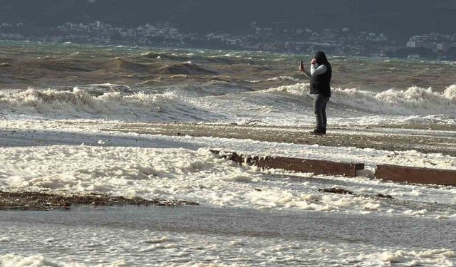 Edremit'te lodos sahili köpükle kapladı