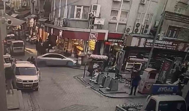 Eminönü'nde fren yerine gaza basan sürücü vatandaşların arasına daldı