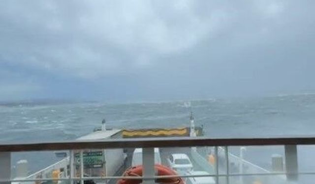 Eskihisar iskelesine yanaşamayıp sürüklenen arabalı feribot güvenli bölgede fırtınanın geçmesini bekliyor