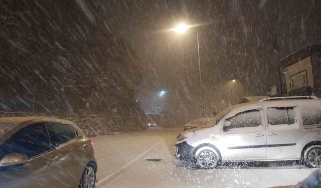 İstanbul yeni yıla karla girdi, yollar beyaza büründü