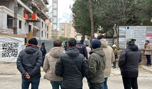 Kadıköy'de maaşlarını alamadıklarını iddia eden inşaat işçileri vinç kulesine çıktı