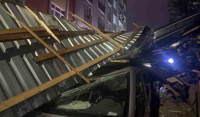 Küçükçekmece'de şiddetli rüzgar çatıyı uçurdu: Araçlar zarar gördü