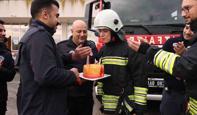 Otizme değil hayallere odaklandı: 16 yaşında itfaiyeci üniformasıyla doğum günü sürprizi