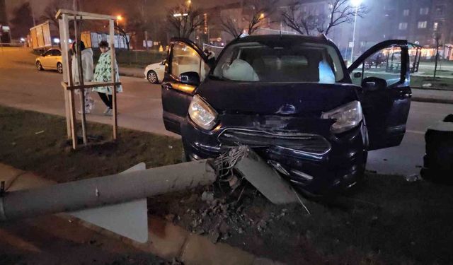 Otomobil refüje çıktı: Kaza anı kamerada