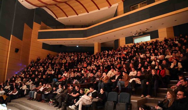'Ruh Öküzüm' oyunu sanatseverlerden yoğun ilgi gördü