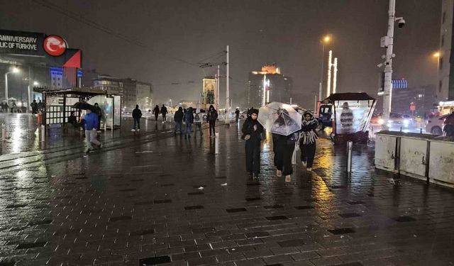 Sağanak yağışın etkili olduğu Taksim'de şimşekler geceyi aydınlattı